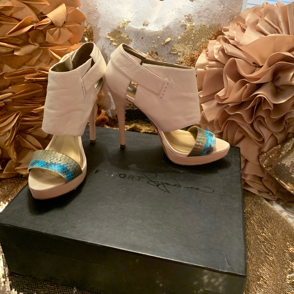 Report Signature Downey white sandal